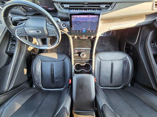 Photo of 2022 Diamond Black Crystal Pearlcoat Jeep Grand Cherokee L