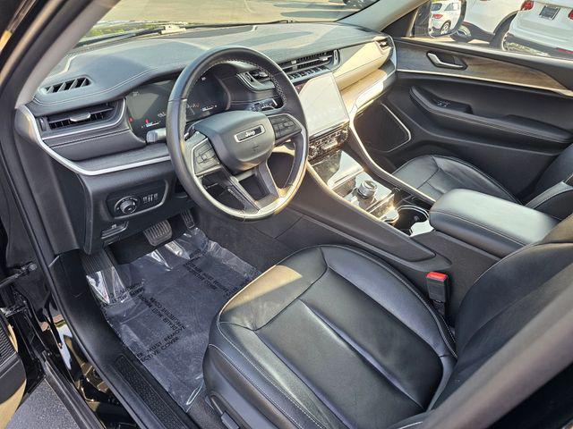 Photo of 2022 Diamond Black Crystal Pearlcoat Jeep Grand Cherokee L