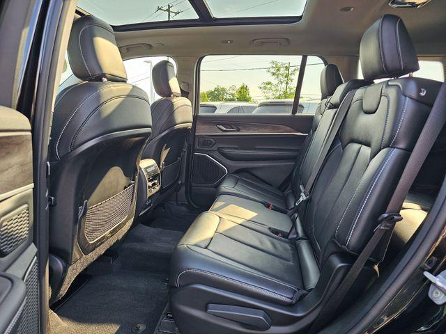 Photo of 2022 Diamond Black Crystal Pearlcoat Jeep Grand Cherokee L