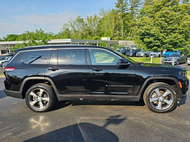 Photo of 2022 Diamond Black Crystal Pearlcoat Jeep Grand Cherokee L
