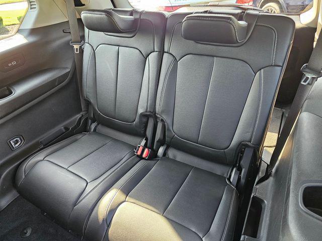 Photo of 2022 Diamond Black Crystal Pearlcoat Jeep Grand Cherokee L