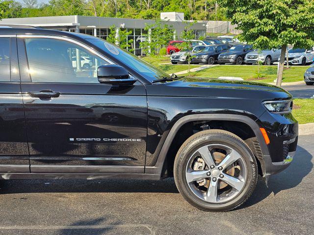 Photo of 2022 Diamond Black Crystal Pearlcoat Jeep Grand Cherokee L