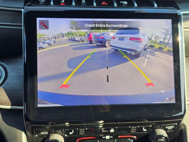 Photo of 2022 Diamond Black Crystal Pearlcoat Jeep Grand Cherokee L