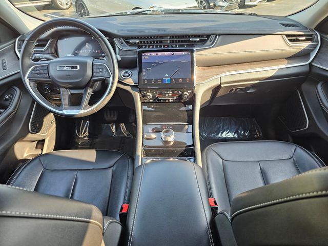 Photo of 2022 Diamond Black Crystal Pearlcoat Jeep Grand Cherokee L