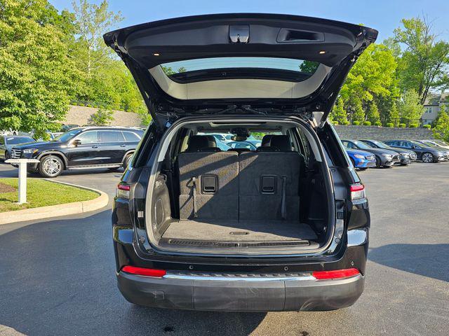 Photo of 2022 Diamond Black Crystal Pearlcoat Jeep Grand Cherokee L