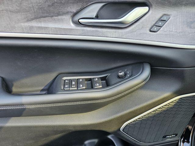 Photo of 2022 Diamond Black Crystal Pearlcoat Jeep Grand Cherokee L