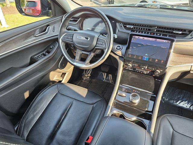 Photo of 2022 Diamond Black Crystal Pearlcoat Jeep Grand Cherokee L