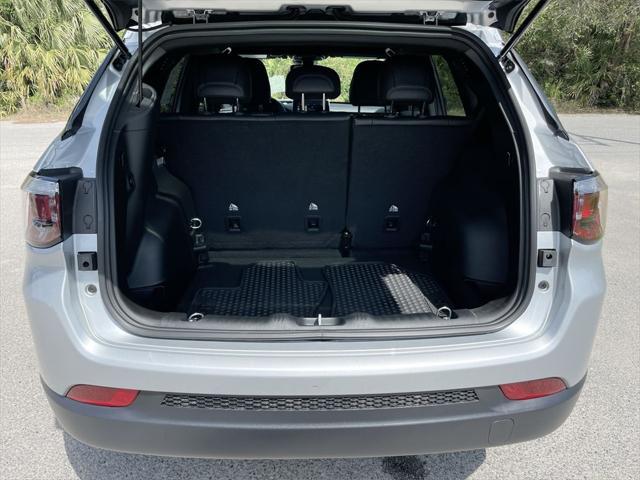 Photo of 2024 Silver Zynith Metallic Clearcoat Jeep Compass