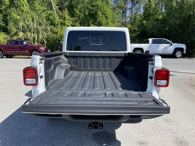 Photo of 2025 Bright White Clearcoat Jeep Gladiator