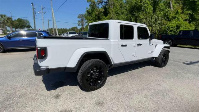 Photo of 2025 Bright White Clearcoat Jeep Gladiator