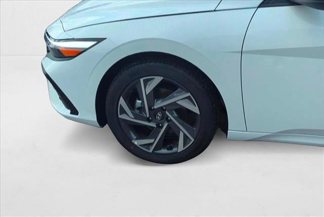 Photo of 2025 Serenity White Hyundai ELANTRA