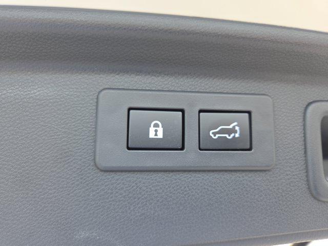 Photo of 2023 Crystal White Pearl Subaru Forester
