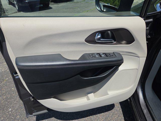 Photo of 2023 Granite Crystal Metallic Clearcoat Chrysler Voyager