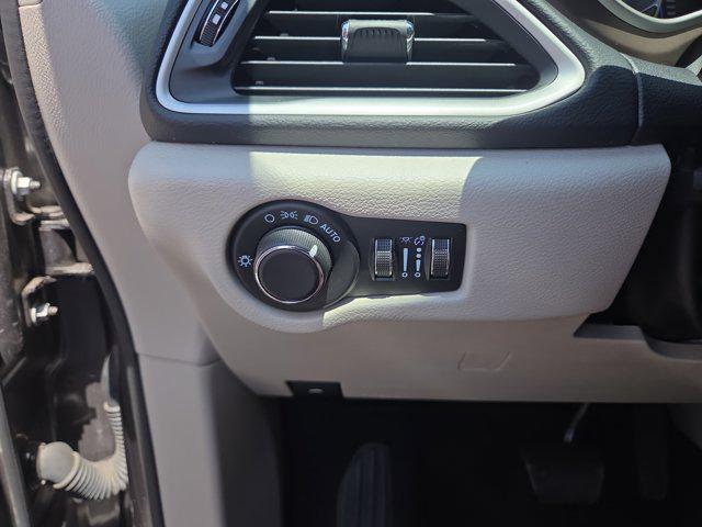 Photo of 2023 Granite Crystal Metallic Clearcoat Chrysler Voyager