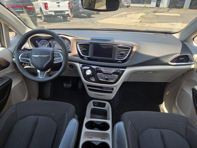 Photo of 2023 Granite Crystal Metallic Clearcoat Chrysler Voyager