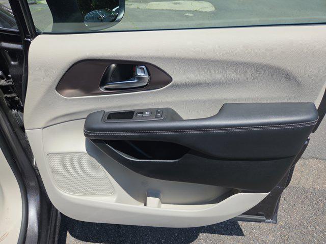 Photo of 2023 Granite Crystal Metallic Clearcoat Chrysler Voyager
