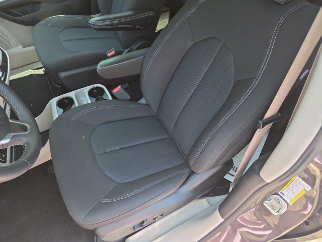 Photo of 2023 Granite Crystal Metallic Clearcoat Chrysler Voyager