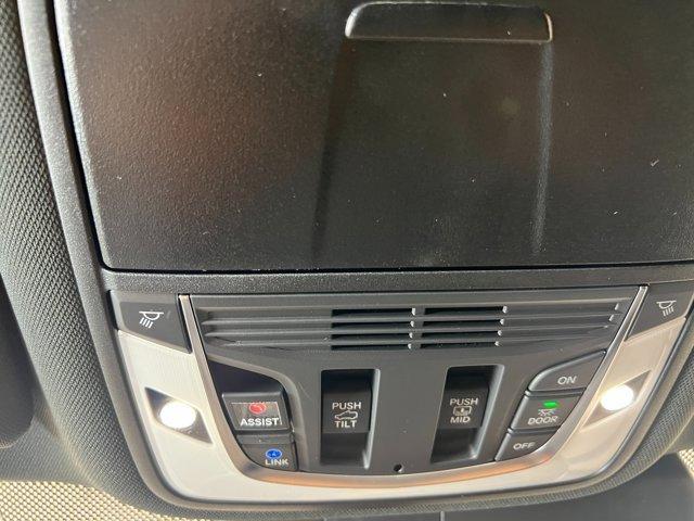 Photo of 2025 Solar Silver Metallic Acura RDX