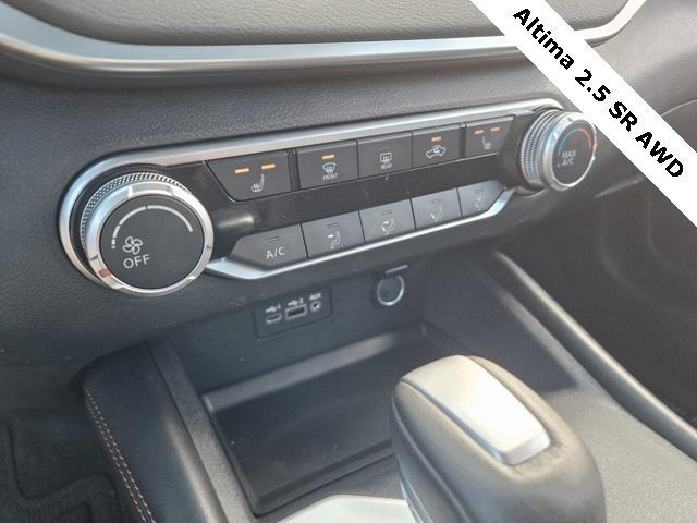 Photo of 2021 Super Black Clearcoat Nissan Altima