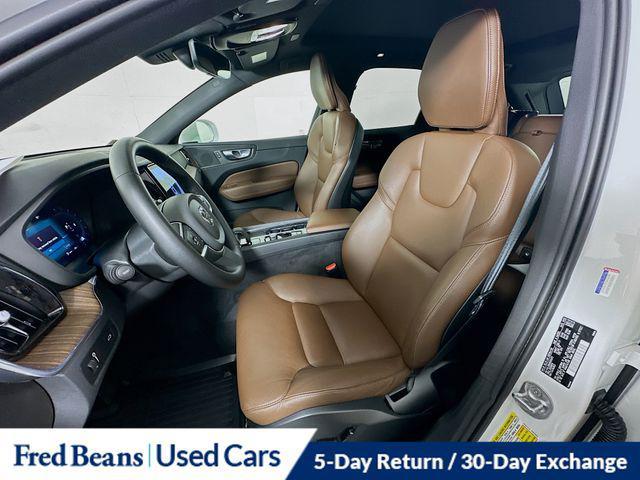Photo of 2022 Crystal White Metallic Volvo XC60