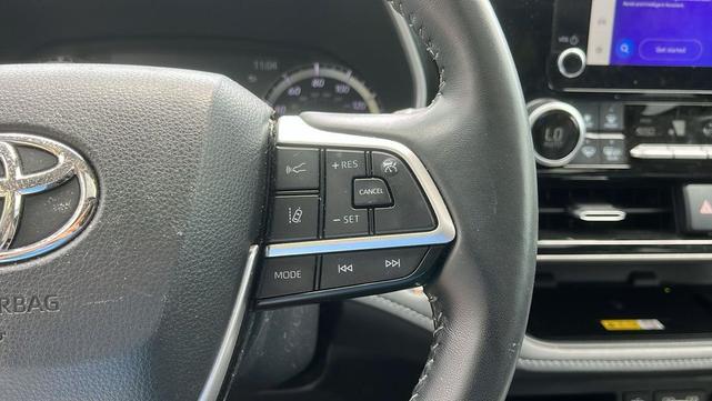 Photo of 2023 SILVER Toyota Highlander