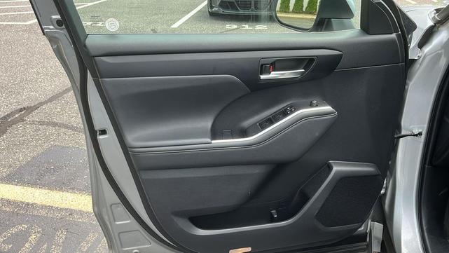 Photo of 2023 SILVER Toyota Highlander