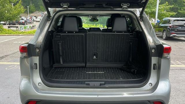 Photo of 2023 SILVER Toyota Highlander