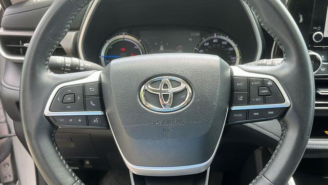 Photo of 2023 SILVER Toyota Highlander