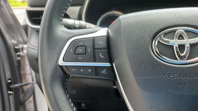 Photo of 2023 SILVER Toyota Highlander