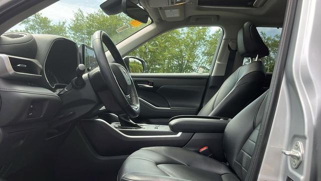 Photo of 2023 SILVER Toyota Highlander