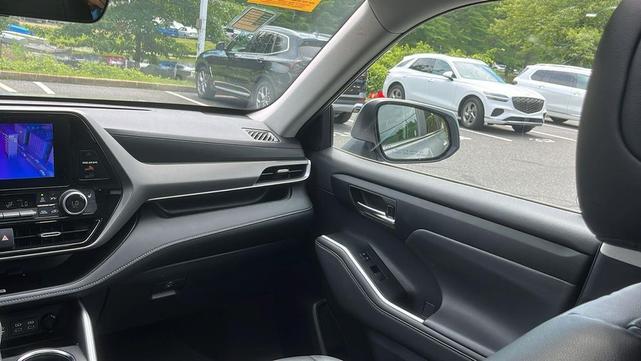 Photo of 2023 SILVER Toyota Highlander