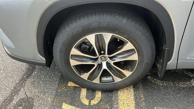 Photo of 2023 SILVER Toyota Highlander