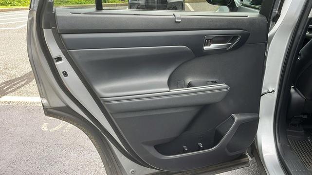 Photo of 2023 SILVER Toyota Highlander