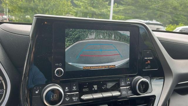 Photo of 2023 SILVER Toyota Highlander