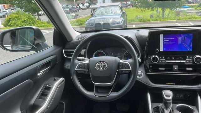 Photo of 2023 SILVER Toyota Highlander