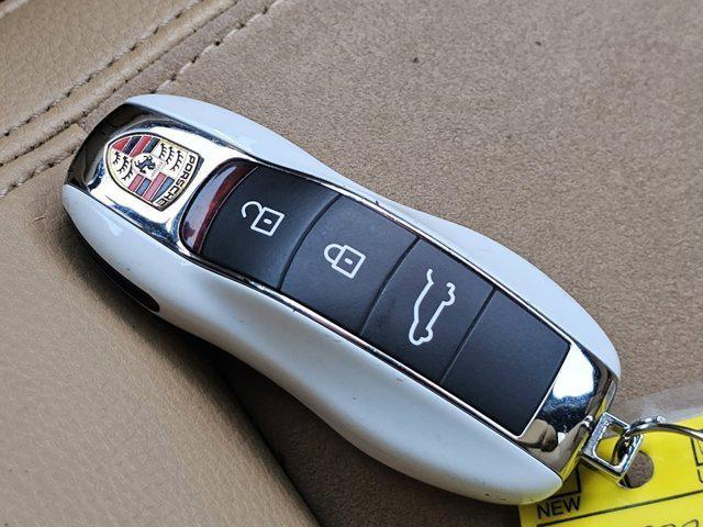 Photo of 2018 White Porsche Macan