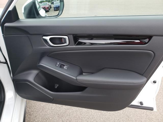 Photo of 2024 Platinum White Pearl Honda Civic