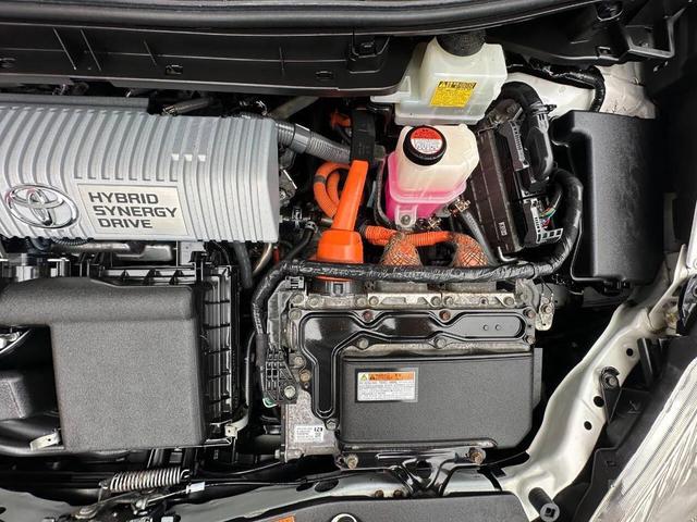 Photo of 2015 White Toyota Prius