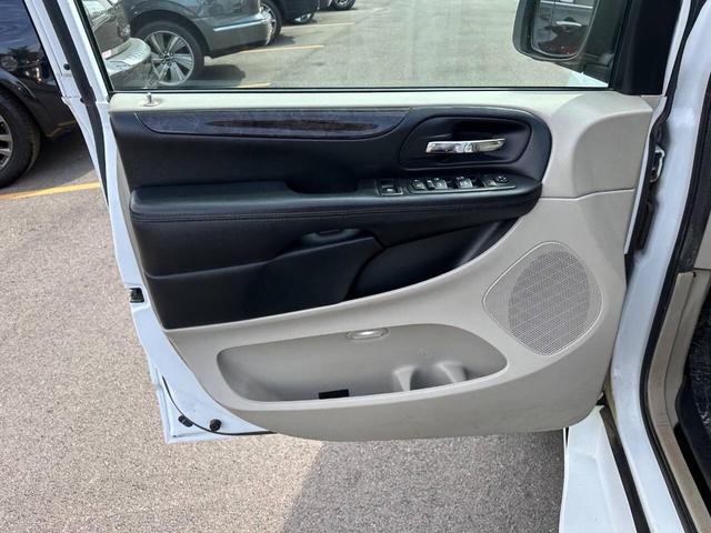 Photo of 2017 White Dodge Grand Caravan