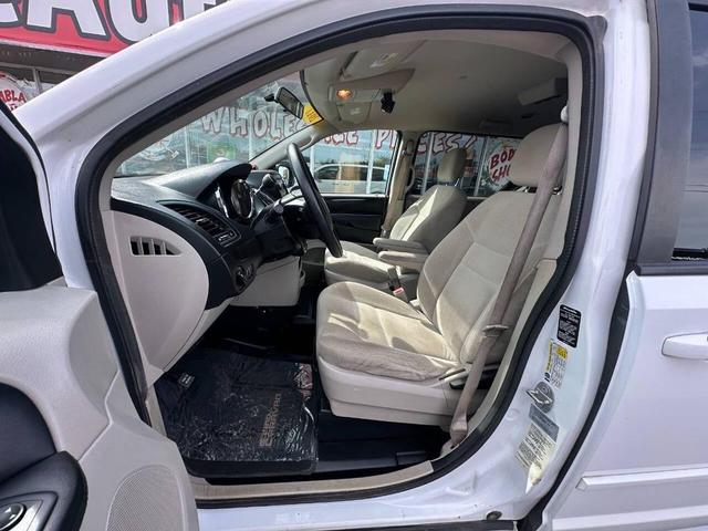 Photo of 2017 White Dodge Grand Caravan