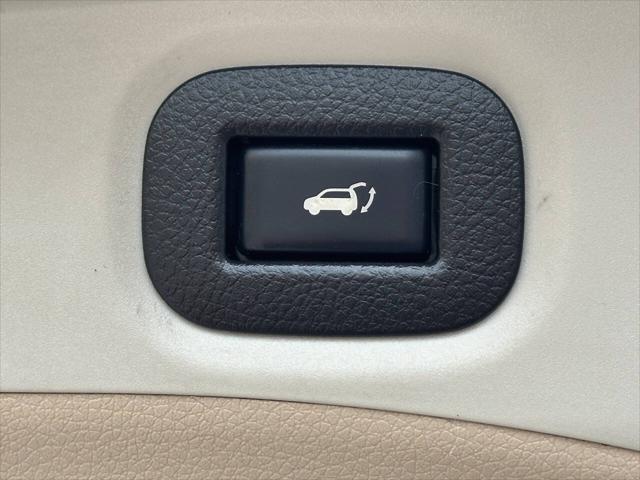 Photo of 2014 White Nissan Rogue