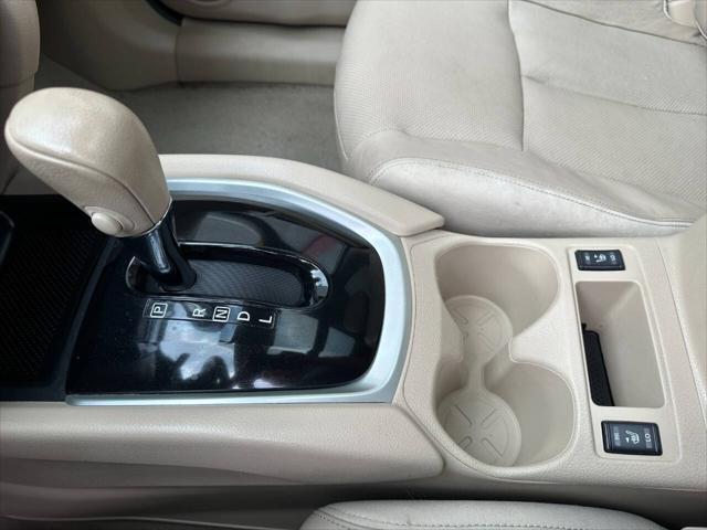 Photo of 2014 White Nissan Rogue