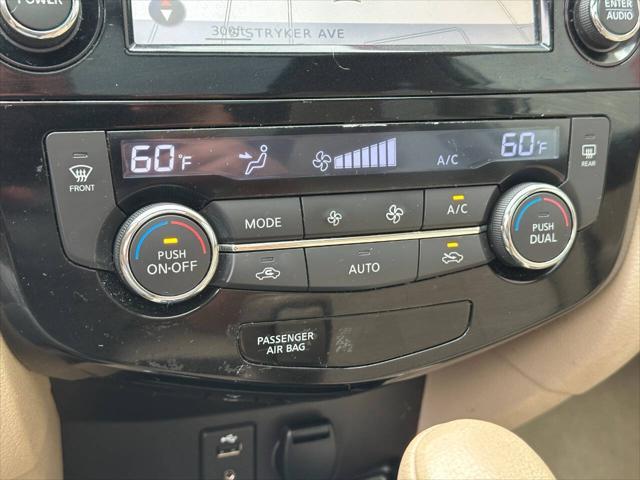 Photo of 2014 White Nissan Rogue