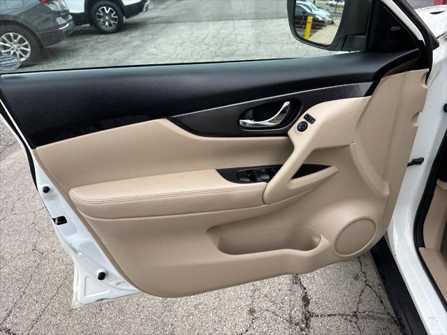 Photo of 2014 White Nissan Rogue