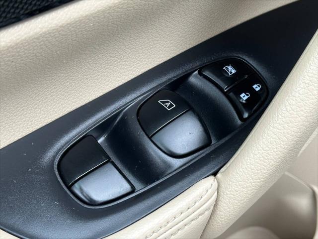 Photo of 2014 White Nissan Rogue