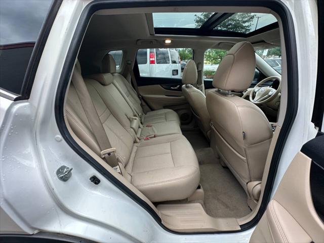Photo of 2014 White Nissan Rogue