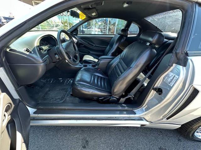 Photo of 2002 Gray Ford Mustang