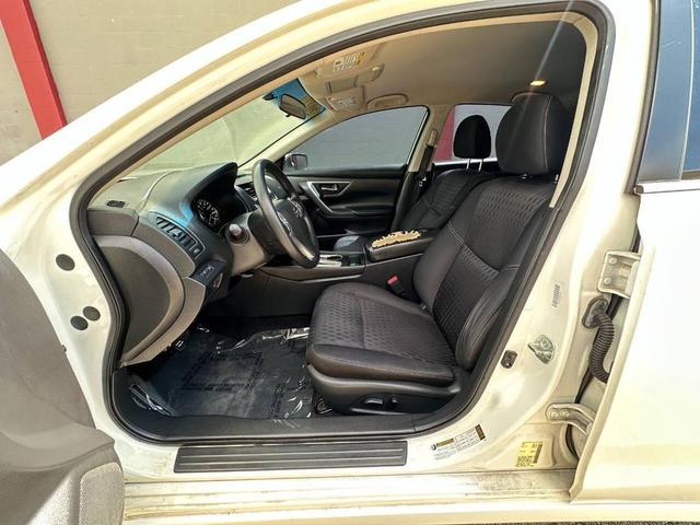 Photo of 2017 White Nissan Altima