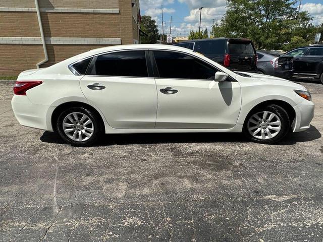 Photo of 2017 White Nissan Altima