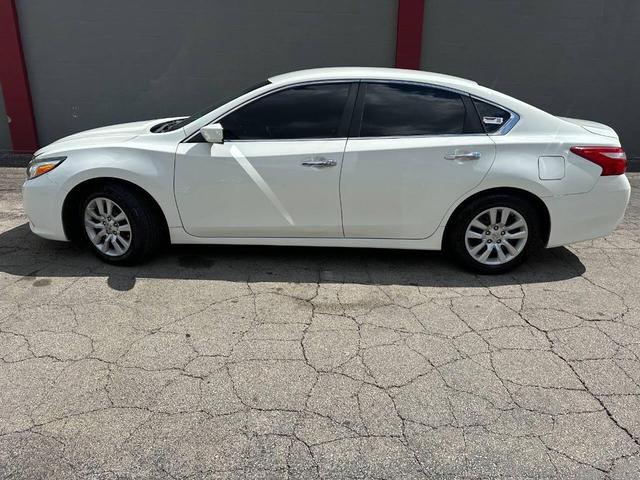 Photo of 2017 White Nissan Altima